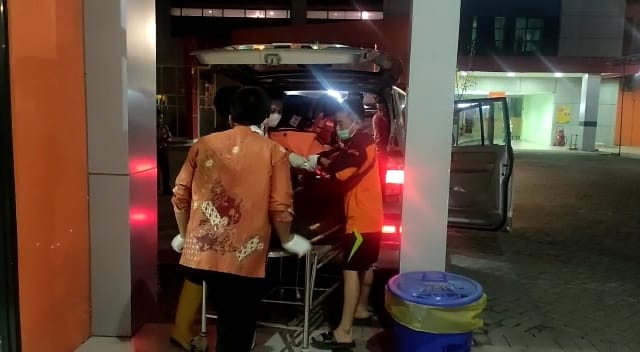 DIEVAKUASI: Petugas tengah mengevakuasi jasad korban kecelakaan maut di Jalan Raya Dusun/Desa Kaligoro, Kecamatan Kutorejo, ke RSUD Prof dr Soekandar Mojosari.