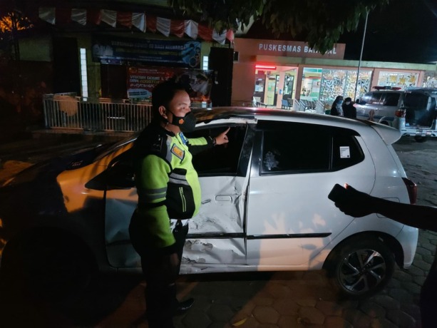 PENANGANAN: Petugas Unit Laka Satlantas Polres Mojokerto tengah melakukan olah TKP di Jalan Raya Desa Puloniti, Kecamatan Bangsal, Kabupaten Mojokerto.