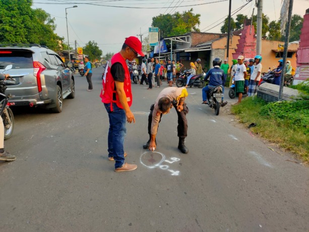 PENANGANAN: Petugas PMI Kabupaten Mojokerto tengah merespons kecelakaan maut di Jalan Raya Desa Sumbergirang, Kecamatan Puri, Kabupaten Mojokerto, Kamis (21/7).