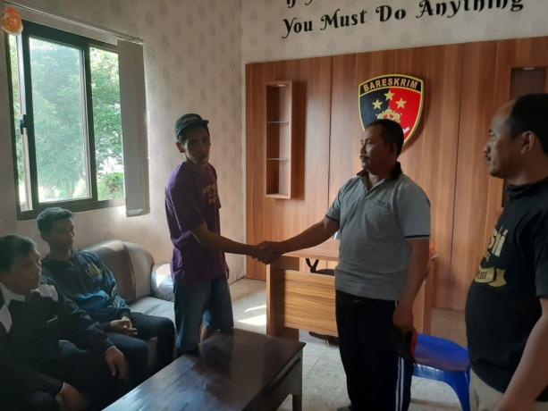 DISELESAIKAN: Proses mediasi kasus pencurian setandan pisang di Dusun Slepi, Desa Ketapanrame, Kecamatan Trawas, yang digelar di Mapolsek Trawas berujung damai.