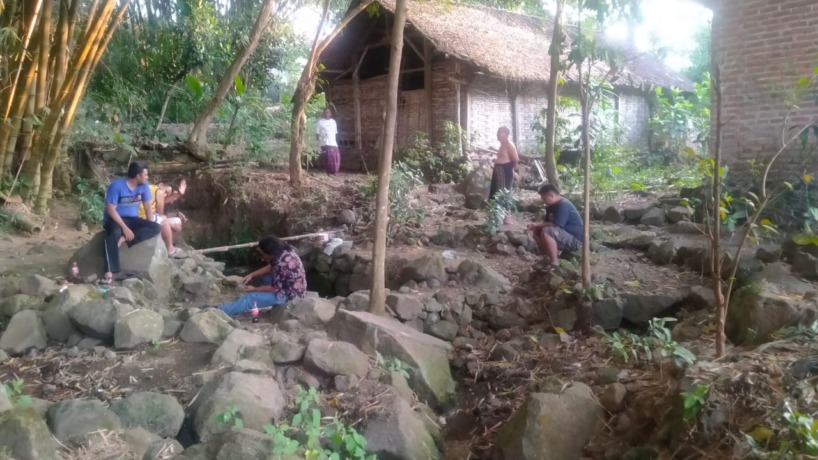 UNIK: Warga mendapati sejumlah temuan ODCB di  Dusun Wonokerto, Desa Warugunung, Kecamatan Pacet, yang disinyalir bernilai sejarah tinggi.