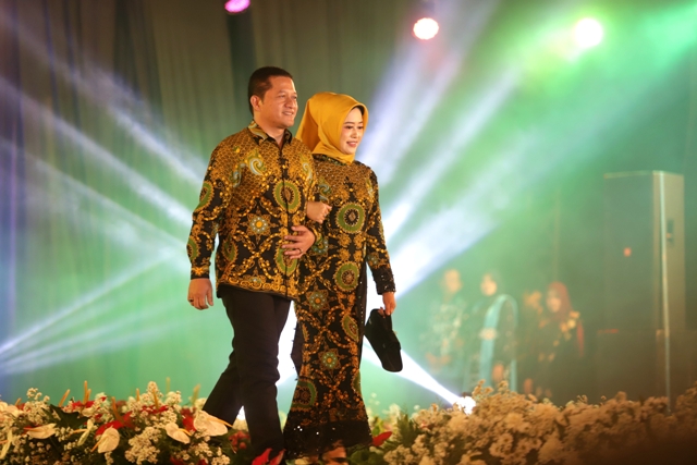 BATIK KHAS MOJOKERTO: Beragam batik diperagakan para pejabat Pemkab Mojokerto dalam Fashion Show MajaFest 2022 di Paseban Agung, Kecamatan Trawas, Jumat (26/8).