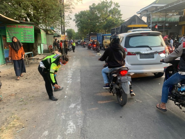 DISELIDIKI: Petugas Unit Laka Satlantas Polres Mojokerto tengah melakukan olah TKP di Jalan Raya Desa Tempuran, Kecamatan Pungging.