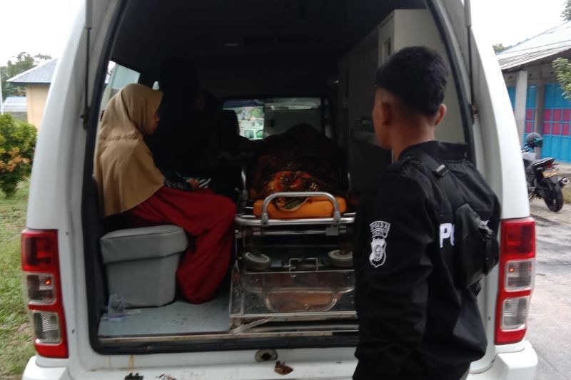 Abdul Hakim (46) dan putrinya Novia Mustika (21), meninggal dunia akibat disambar petir di Pantai Rupat Utara, Kabupaten Bengkalis, Riau pada Kamis (18/8). (Foto:Antara/HO-Humas Polres Bengkalis).