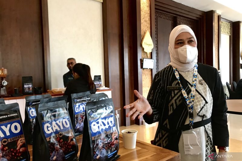 Kepala Seksi (Kasi) Monitoring dan Evaluasi Pemberdayaan Alternatif Masyarakat Perkotaan BNN Kompol Titi Trimulyani menunjukkan produk Kopi Gayo binaan BNN yang dipamerkan pada pertemuan kelompok kerja wilayah Timur Jauh International Drugs Enforcement Co