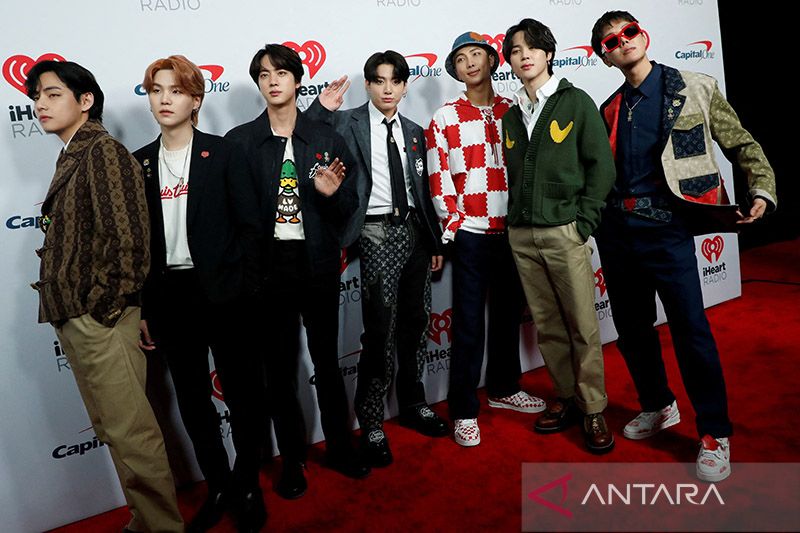 Arsip Foto - BTS berpose di karpet merah menjelang konser iHeartRadio Jingle Ball di The Forum, Inglewood, California, AS, Jumat (3/12/2021). ANTARA/REUTERS/Mario Anzuoni/am.