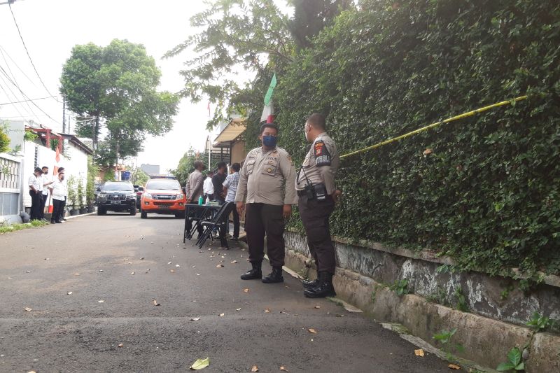 Sejumlah aparat kepolisian berjaga di sekitar Rumah Dinas mantan Kadiv Propam Polri Irjen Polisi Ferdy Sambo atau TKP tewasnya Brigadir J di Jakarta, Senin (13/8/2022). ANTARA/Muhammad Zulfikar