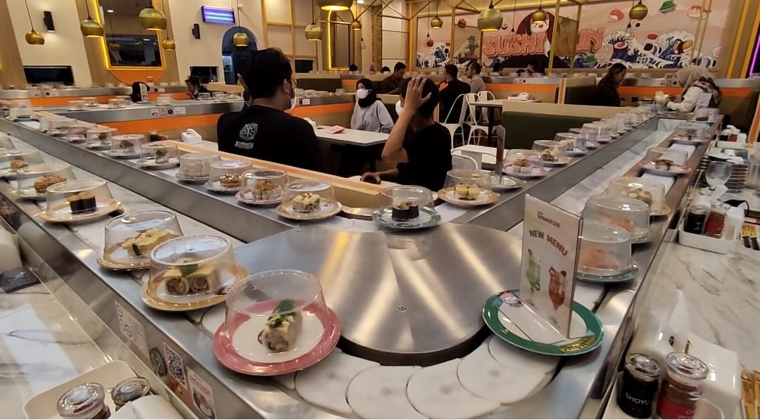 GERAI BARU: Sejumlah pengunjung tampak menikmati hidangan sushi dengan cara penyajian yang berbeda.