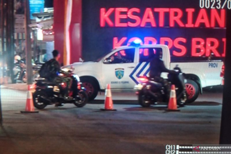 Sejumlah mobil Provos Polri meninggalkan Mako Brimob, Kelapa Dua, Depok, Selasa (9/8/2022) malam. ANTARA/Fauzi Lamboka.