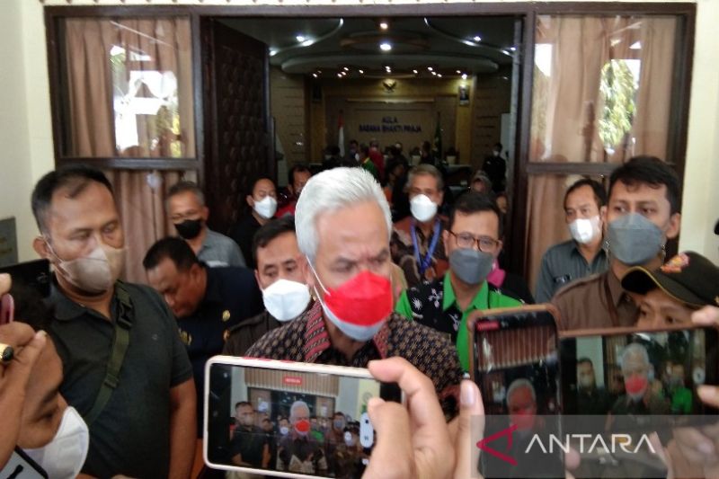 Gubernur Jawa Tengah Ganjar Pranowo saat melakukan inspeksi mendadak ke Pemkab Pemalang, satu hari penangkapan Bupati Pemalang Mukti Agung Wibowo oleh KPK di Pemalang, Jumat (12-8-2022). ANTARA/Kutnadi