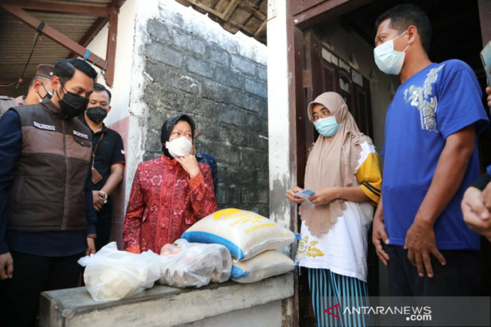 Ilustrasi - Menteri Sosial Tri Rismaharini memantau penyaluran bantuan sosial dan beras di Kota Tuban, Jawa Timur, Sabtu (24/7/2021). ANTARA/HO-Kemensos