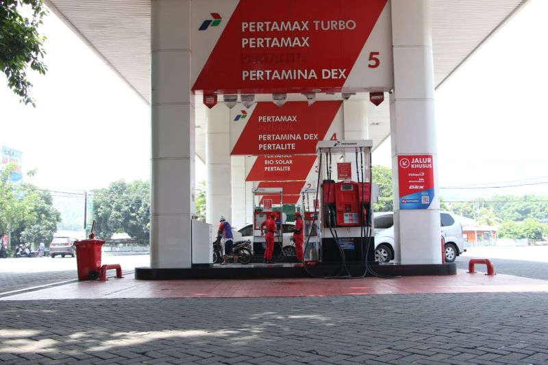 Dokumentasi. Sejumlah petugas SPBU melayani konsumen yang membeli BBM nonsubsidi. (ANTARA/HO-Pertamina)