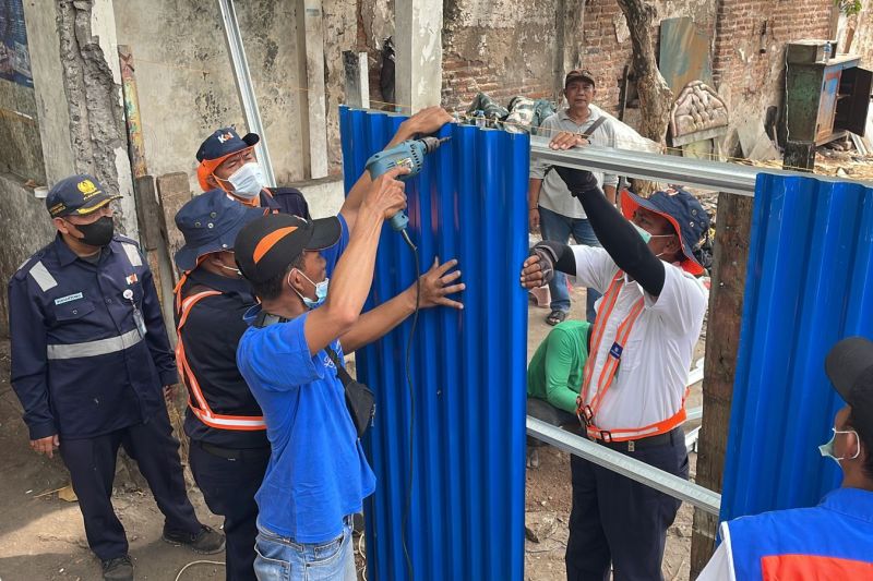 Upaya penertiban aset PT KAI di Surabaya. (ANTARA/HO KAI Daop 8 Surabaya)
