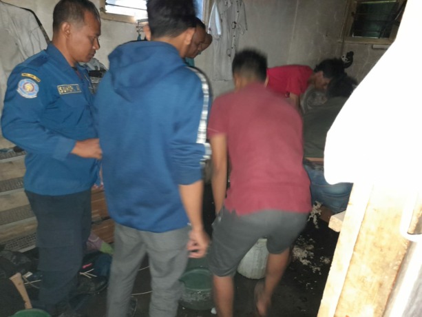 DICEK: Petugas gabungan tengah memeriksa lokasi usai kebakaran ruko di Desa Seduri, Kecamatan Mojosari dipadamkan. (Martda Vadetya/Jawa Pos Radar Mojokerto)