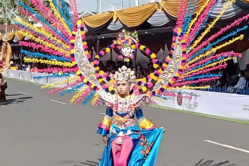 Salah satu peserta JFC defile Betawi saat berlenggak lenggok di jalan depan Kantor Pemkab Jember, di Jember, Jawa Timur, Sabtu (6/8/2022). (FOTO ANTARA/Zumrotun Solichah)