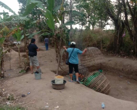 SEMBURAT: Anggota Satreskrim Polres Mojokerto Kota mengamankan barang-barang yang ditinggal penjudi di arena sabung ayam dj Desa Ngabar, Kecamatan Jetis, Kabupaten Mojokerto, Sabtu (6/8) sore. (Satreskrim Polres Mojokerto Kota for JPRM)
