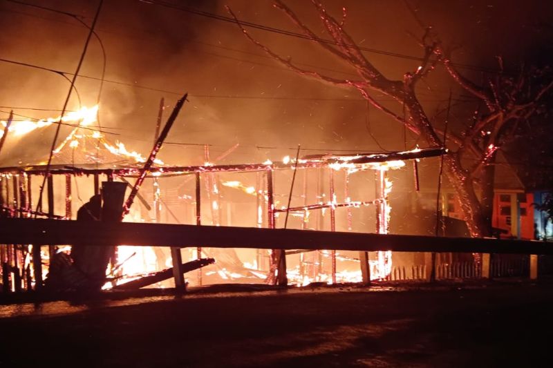Kantor Komisi Pemilihan Umum (KPU) Kabupaten Tana Tidung, Kalimantan Utara, Rabu (10-8-2022) malam terbakar. ANTARA/HO