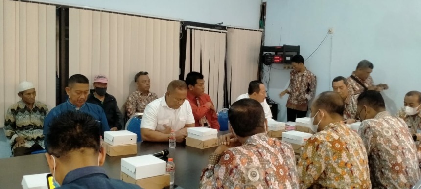 TUNTUT KEADILAN: Panitia Kabupaten Mojokerto melakukan audiensi dengan tim kuasa hukum Moch. Welly Willyanto dan pendukungnya di kantor Pemkab Mojokerto, Jumat (19/8). (Khudori Aliandu/Jawa Pos Radar Mojokerto)