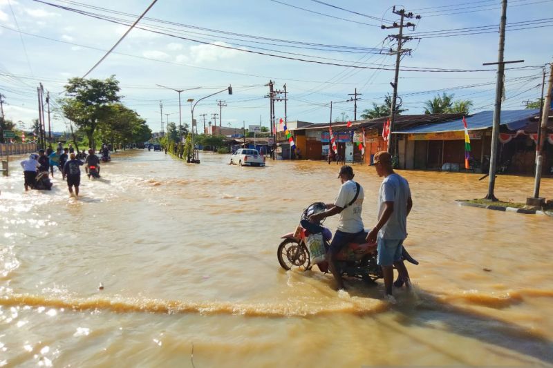 Situasi banjir di Kota Sorong, Provinsi Papua Barat, Rabu (24/8/2022). (FOTO ANTARA/ Ernes Broning Kakisina)