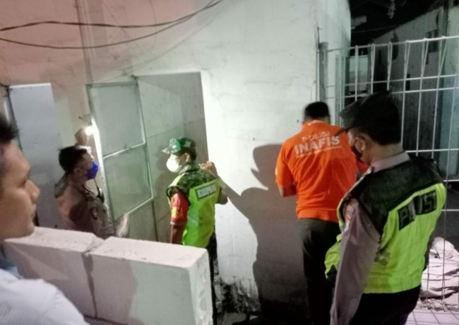 NAHAS: Petugas kepolisian tengah melakukan olah TKP di PT Bricon di Desa Banjartanggul, Kecamatan Pungging. (Martda Vadetya/Jawa Pos Radar Mojokerto)