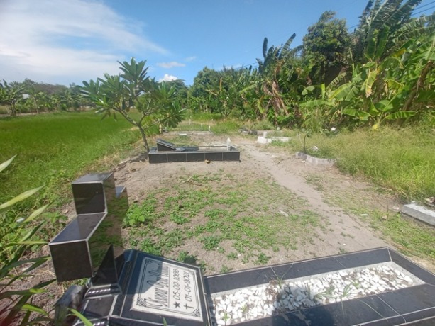 LENGANG: Pemakaman khusus korban Covid-19 di Lingkungan Tropodo, Kota Mojokerto, kemarin (12/8). Sejumlah pengalaman mistris kerap dialami petugas pemakaman. (Yulianto Adi Nugroho/Jawa Pos Radar Mojokerto)