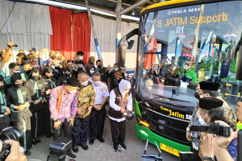Gubernur Jawa Timur Khofifah Indar Parawansa saat meresmikan bus transjatim koridor 1 di Terminal Porong Sidoarjo Jawa Timur, Jumat (19/8/2022). (ANTARA/Indra)