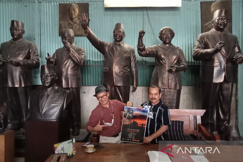 Seniman patung Yusman, dan kurator dalam konferensi pers rencana pameran tunggal bertajuk Gerbang di Studio Patung Yusman, Yogyakarta, Kamis (18/8/2022) (ANTARA/Hery Sidik)