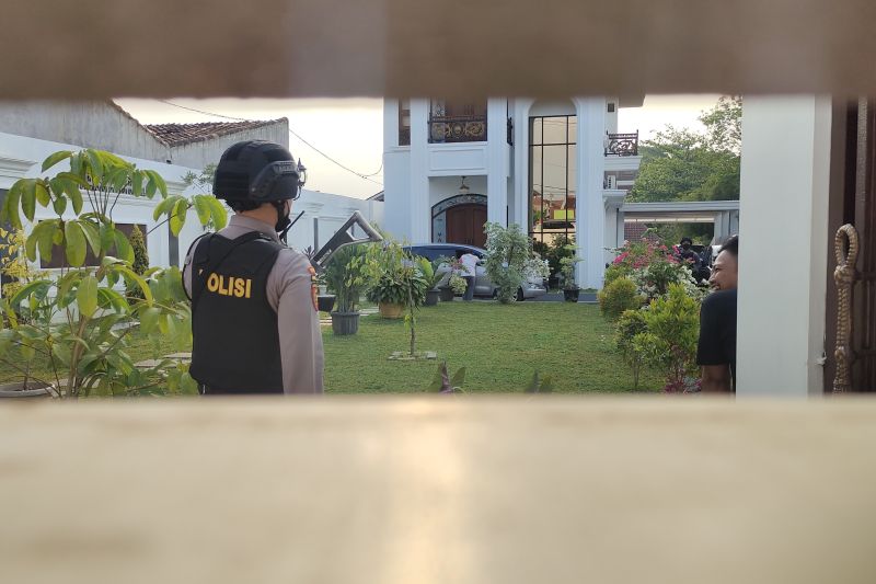 Tim Penyidik Komisi Pemberantasan Korupsi (KPK) saat melakukan penggeledahan rumah mewah milik Rektor Unila Karomani. Bandarlampung, Rabu, (24/8/2022). ANTARA/Dian Hadiyatna