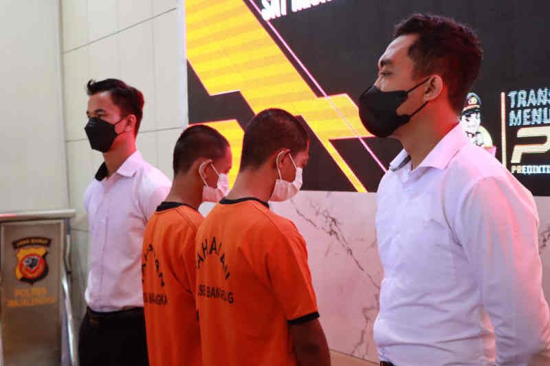 Satreskrim Kepolisian Resor (Polres) Majalengka, Jawa Barat, membekuk dua pengedar uang palsu dengan modus operandi uang tersebut digunakan untuk membeli rokok di warung.