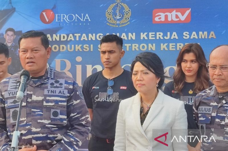 Kepala Staf Angkatan Laut (Kasal) Laksamana TNI Yudo Margono usai menyaksikan penandatanganan Perjanjian Kerja sama (PKS) antara TNI AL dan PT Verona Indah Picture selaku production house, di atas KRI Banda Aceh - 593 yang bersandar di Dermaga Kolinlamil,