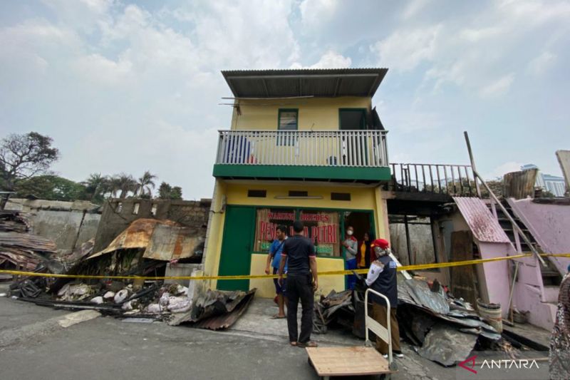 Warung yang selamat dari kobaran api di Simprug Golf, Jakarta Selatan, Selasa (23/8/2022) ANTARA/Luthfia Miranda Putri