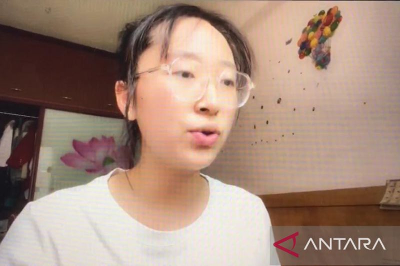 Seorang mahasiswi jurusan bahasa Indonesia di China saat mengikuti lomba menyanyikan lagu Indonesia yang digelar KBRI Beijing, Jumat (5/8). (ANTARA/M. Irfan Ilmie)