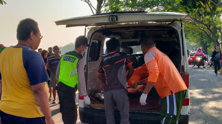 NAHAS: Jasad korban tengah dievakuasi petugas dan relawan ke RSUD Sumberglagah, Pacet. (Martda Vadetya/Jawa Pos Radar Mojokerto)