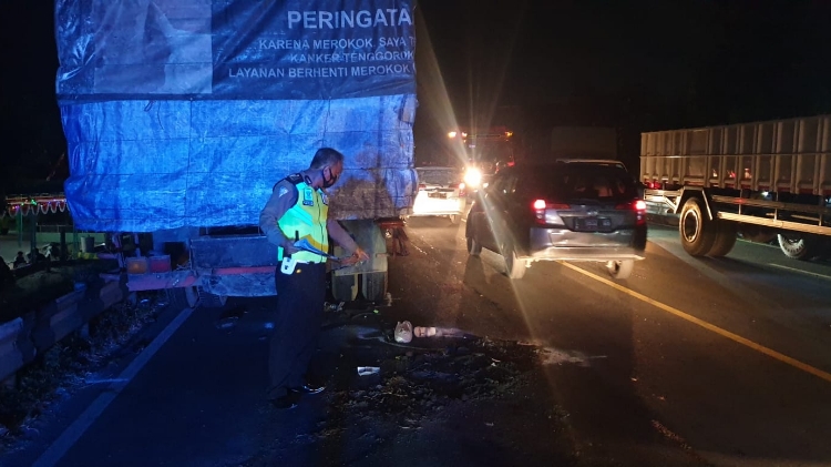 LAKA: Petugas kepolisian tengah memeriksa lokasi kejadian kecelakaan di area Jembatan Mertex, Jumat (12/8). (Martda Vadetya/Jawa Pos Radar Mojokerto)