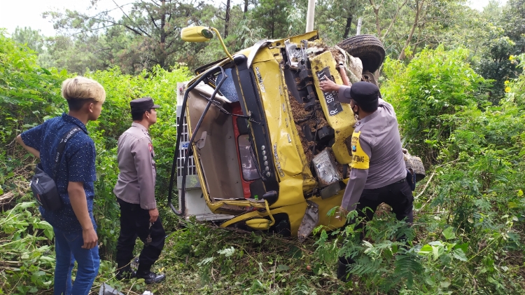 RINGSEK: Truk muatan susu yang tergelincir di turunan Sendi, Pacet, Mojokerto, Rabu (24/88) pagi. (Dok Relaean Sendi for Jawa Pos Radar Mojokerto)