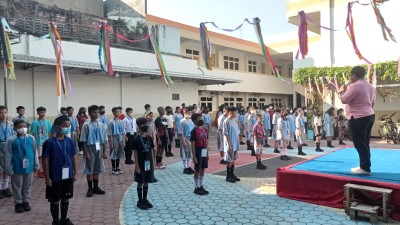 ADAPTASI: Peserta didik baru SMP Santo Yusup Kota Mojoekrto saat mengikuti rangkaian kegiatan MPLS.