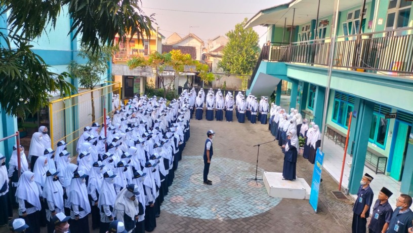 DISIPLIN: Suasana MPLS di SMP IT Permata saat upacara.