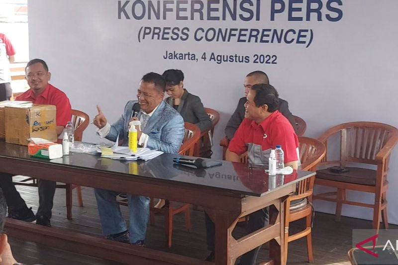 Kuasa hukum perusahaan ekspedisi PT Jalur Nugraha Eka Kurir (JNE) Hotman Paris dalam konferensi pers di Jetski Cafe, Penjaringan, Jakarta Utara, Kamis (4/8/2022). (ANTARA/Abdu Faisal)