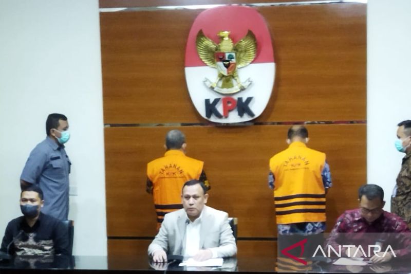 Direktur Penyidikan KPK Asep Guntur Rahayu (kiri), Ketua KPK Firli Bahuri (tengah), dan Plt Juru Bicara KPK Ali Fikri saat jumpa pers, di Gedung KPK, Jakarta, Jumat (12/8/2022), terkait dengan penetapan Bupati Pemalang Mukti Agung Wibowo sebagai tersangka