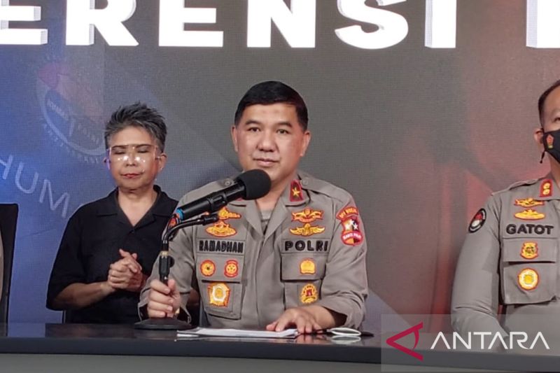 Kepala Biro Penerangan Masyarakat Divisi Humas Polri Brigjen Pol. Ahmad Ramadhan memberikan keterangan kepada wartawan di Mabes Polri, Jakarta, Selasa (2/8/2022). (ANTARA/Laily Rahmawaty)