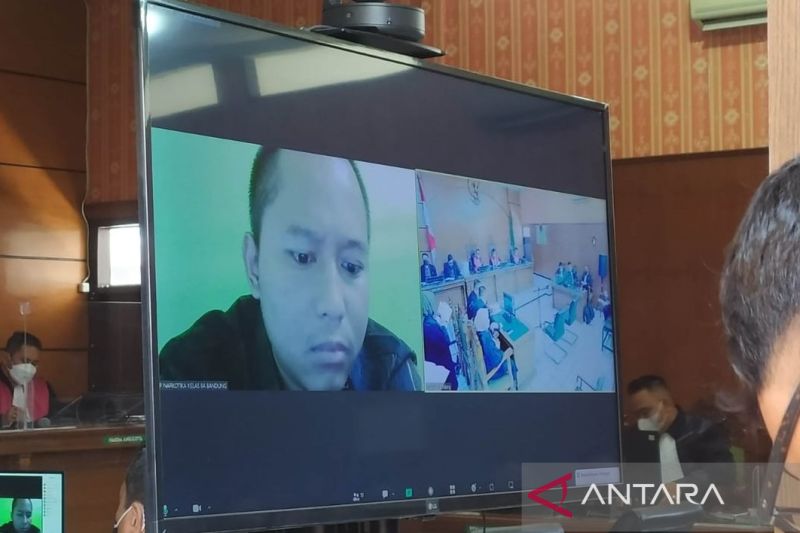 Terdakwa penipuan investasi Doni Salmanan mengikuti sidang secara daring di PN Bale Bandung, Kabupaten Bandung, Jawa Barat, Kamis (4/8/2022). (ANTARA/Bagus Ahmad Rizaldi)