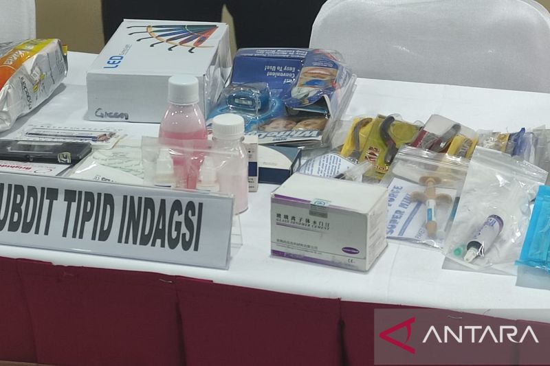 Beberapa barang bukti alat kesehatan tanpa izin dari Kementerian Kesehatan RI yang disita oleh Ditreskrimsus Polda Sumatera Selatan dari seorang pedangang di Palembang, Senin (15/8/2022). ANTARA/M Riezko Bima Elko P.