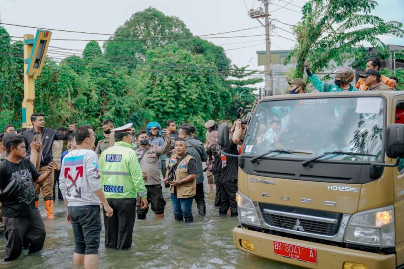 Wali Kota Medan Bobby Nasution (kedua kiri) menyaksikan warganya dievakuasi truk Satpol PP Kota Medan, Kamis (18/8/2022). (ANTARA/HO-Diskominfo Kota Medan)