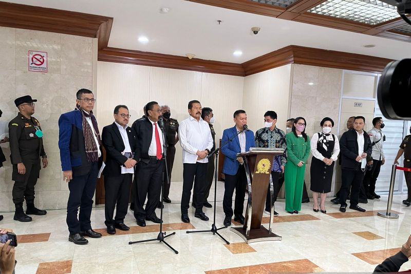 Pimpinan dan anggota Komisi III DPR bersama Jaksa Agung melakukan konferensi pers di Kompleks Parlemen, Jakarta, Selasa (23/8/2022) malam. ANTARA/Imam Budilaksono