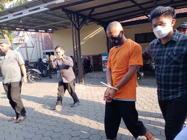 BEJAT: MT, 38, tersangka pencabulan bocah 13 tahun di Kecamatan Prajurit Kulon terancam dihukum 15 tahun pejara. (Sofan Kurniawan/Jawa Pos Radar Mojokerto)