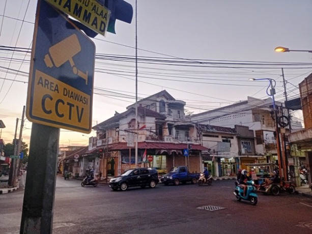 DIAWASI: Pengguna jalan melintas di simpang empat Jalan Mojopahit, kemarin (1/8). Kawasan ini dilengkapi dengan kamera CCTV.