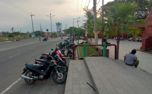 DIKELUHKAN: Kendaraan motor terparkir di depan Taman Benteng Pancasila, Kota Mojokerto, kemarin. Biaya parkir di lokasi tersebut dinilai terlalu mahal.