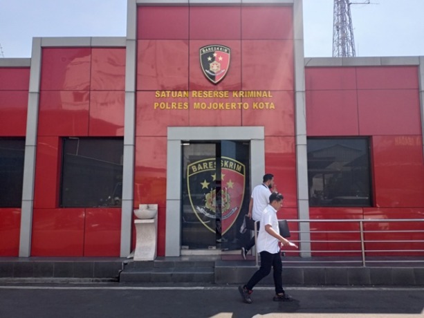 SOROTAN: Satreskrim Polres Mojokerto masih memburu alat bukti pada laporan dugaan penggelapan arisan online sejumlah orang beberapa waktu lalu. (dok Jawa Pos Radar Mojokerto)