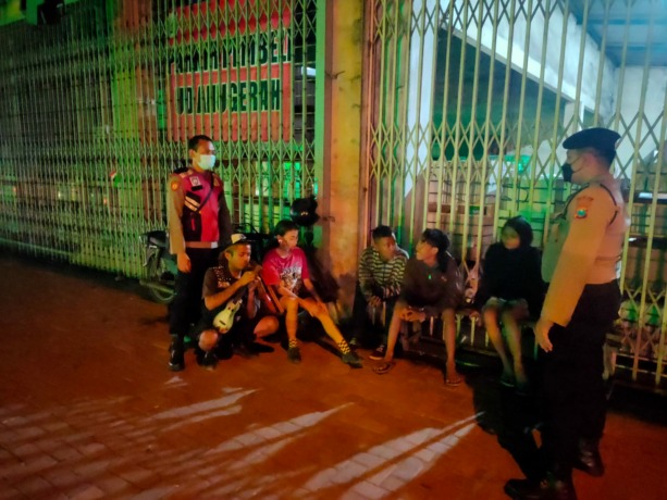 PENINDAKAN: Pengamen bergaya punk yang beroperasi di Jalan Bypass, Kota Mojokerto diangkut menggunakan mobil menuju Mapolres Mojokerto Kota, Selasa (23/8) malam.