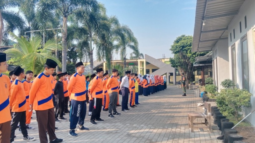 KEMANDIRIAN: Peserta didik baru mengikuti kegiatan tentang kepramukaan saat pelaksanaan MPLS 2022.